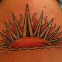 Farbiges Tattoo mit flammendem Sonnenuntergang