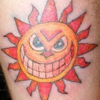 Sol con sonrisa maligna tatuaje en color