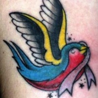 Tatuaje golodrina a color