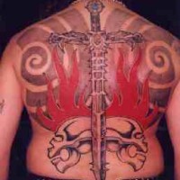 Le tatouage sur le dos avec une crâne et une épée en flammes