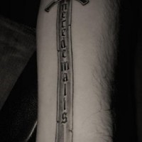 Le tatouage d'épée avec une inscription ne cede malis
