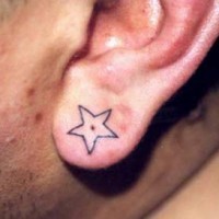 Pequeña estrella tatuaje en la oreja