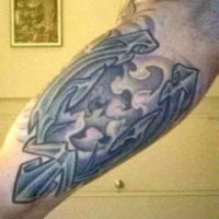 Surrealistisches Tribal Tattoo am Arm