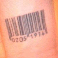 Code à barre, tatouage en encre noire