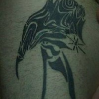 Tatuaje en tinta negra estilo tribal