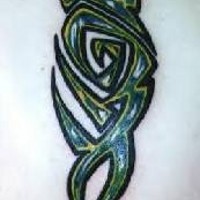 Tatuaje en tinta negra y verde estilo tribal tribal