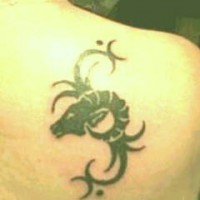 Tatuaje en omoplato capricornio estilo tribal en tinta negra