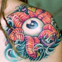 Tatuaje surreal flor ojo entre las olas