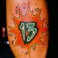 Número dichoso en las llamas tatuaje en color