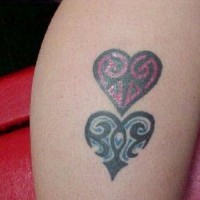Blaue und rote Herzen Tattoo