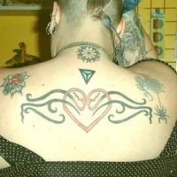 Corazón con tracería tribal tatuaje en color