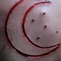 Luna creciente tatuaje sacrificio en la piel