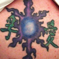 Sol morado y jeroglíficos tatuaje en color