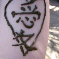Jeroglíficos chinos en el corazón tatuaje en tinta negra