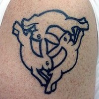 Símbolo de trinidad hecho de tres conejos tatuaje en tinta negra