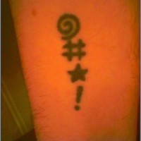 Symboles d'internet, tatouage en encre noire