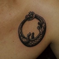 Tatuaje del dragón comiendo su cola