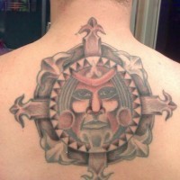 Tattoo mit Gesicht in der Einrahmung Tattoo am oberen Rücken