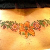 Tatuaggio colorato sulla lombo i fiori