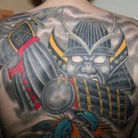 Tatuaggio impressionante sulla schiena grande guerriero senza gli occhi