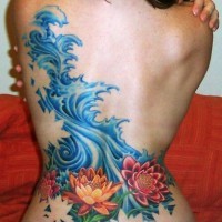 Tatuaggio impressionante sulla schienai i loti colorati & la onda