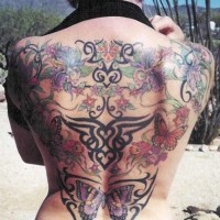 Tattoo in floralen Mustern am oberen Rücken