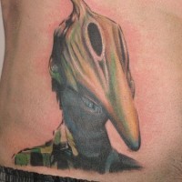 Uomo con maschera di dinosauro tatuaggio