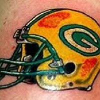 el tatuaje de un casco de futbol americano
