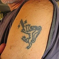 Löwe Tattoo auf Hebräisch