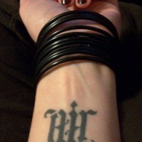Le tatouage ambigramme sur le bras