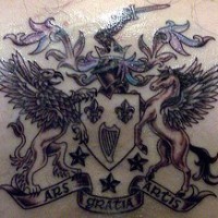 Detailliertes Wappenschild Tattoo