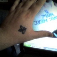 fleur de lis su mano tatuaggio