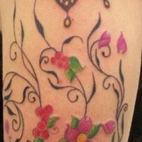 Tatuaje en el brazo  la vid con las flores y mariposa volando