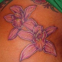 el tatuaje de dos orquideas de color morado palido con blanco