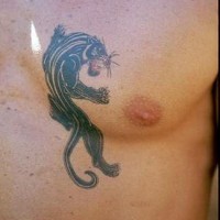el tatuaje de una pantera negra hecho en el pecho