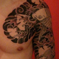 Poisson dans le tatouage de mer orageux sur le bras