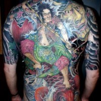 Le tatouage de presque tout le corps en style asiatique
