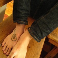 Piccolo semplice tatuaggio chitarra sul piede