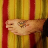 Un scorpion bien nourri tatouage sur le pied