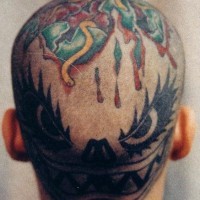 Tattoo von bösem listigem Monster, verletztem blutendem Kopf auf dem Kopf