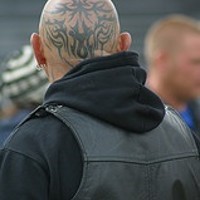 Tatuaggio non colorato in stile tribale sulla testa
