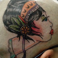 Tattoo von stilisierter Geisha auf dem Kopf