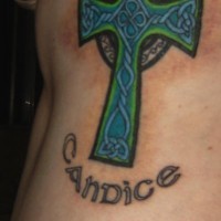 Tattoo auf der Seite der Rippen, blaues styled Kreuz, Candice