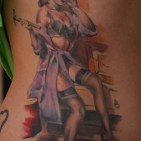 Tattoo auf der Seite der Rippen, Betsy, sexy Mädchen mit Hammer