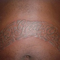 Le tatouage de ventre avec une inscription floue