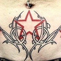 Bauch Tattoo mit roten Sternen im Dickicht