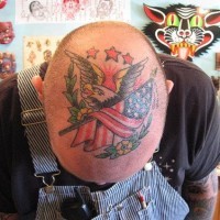 Tatuaggio sul sincipite : la bandiera americana, aquila e le stelle rosse