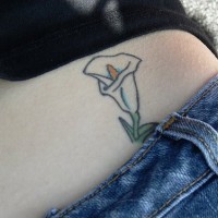 Le tatouage de ventre avec une lys calla
