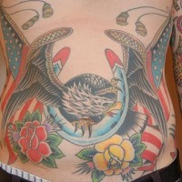 Le tatouage de ventre avec un gros aigle, des fleurs et le drapeau de l'USA