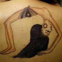 Le tatouage de haut du dos d'une fille en pose de pont